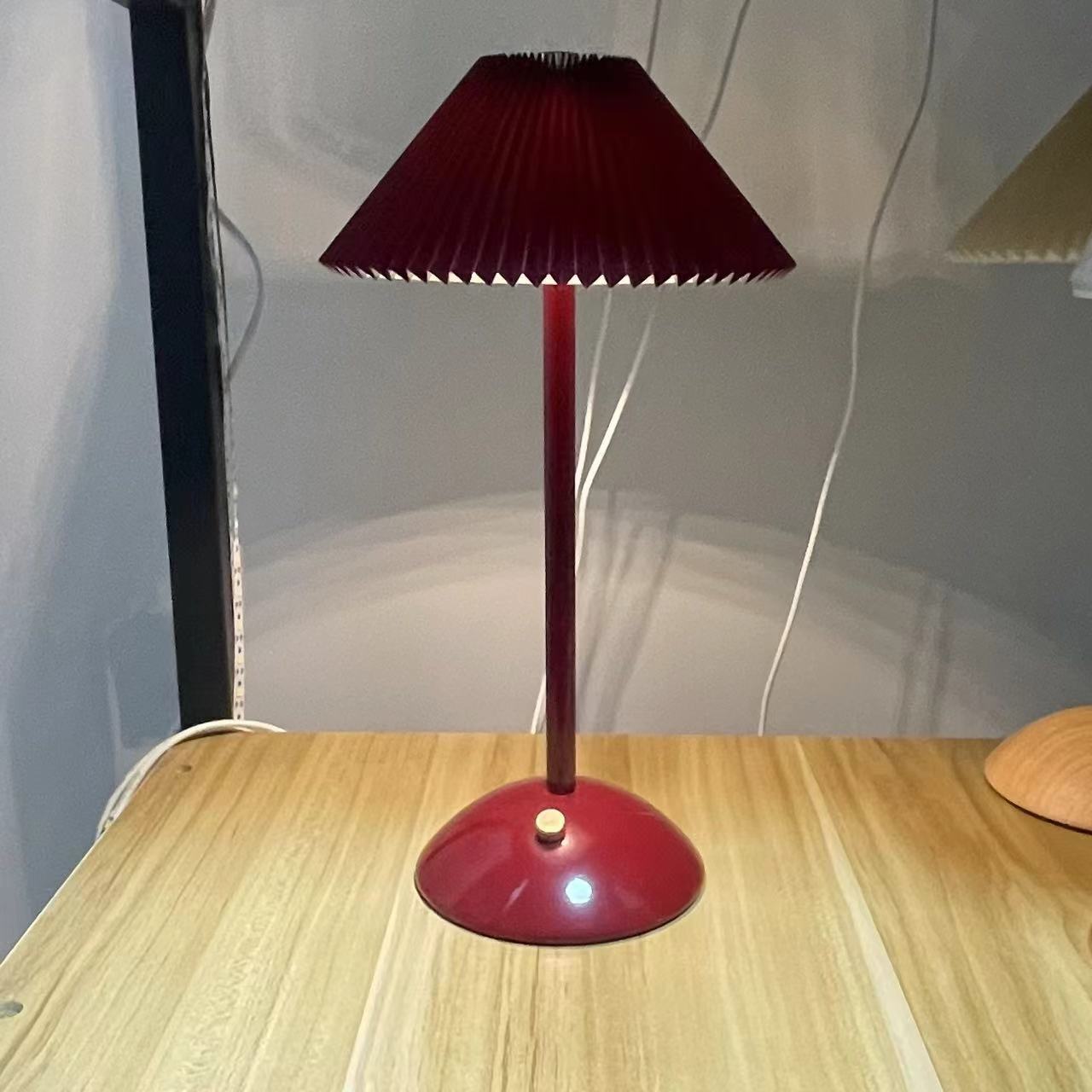 Contemporary Scandinavische Oplaadbare IJzeren Stof Conische Plissé 1-Licht Tafellamp Voor Bedside