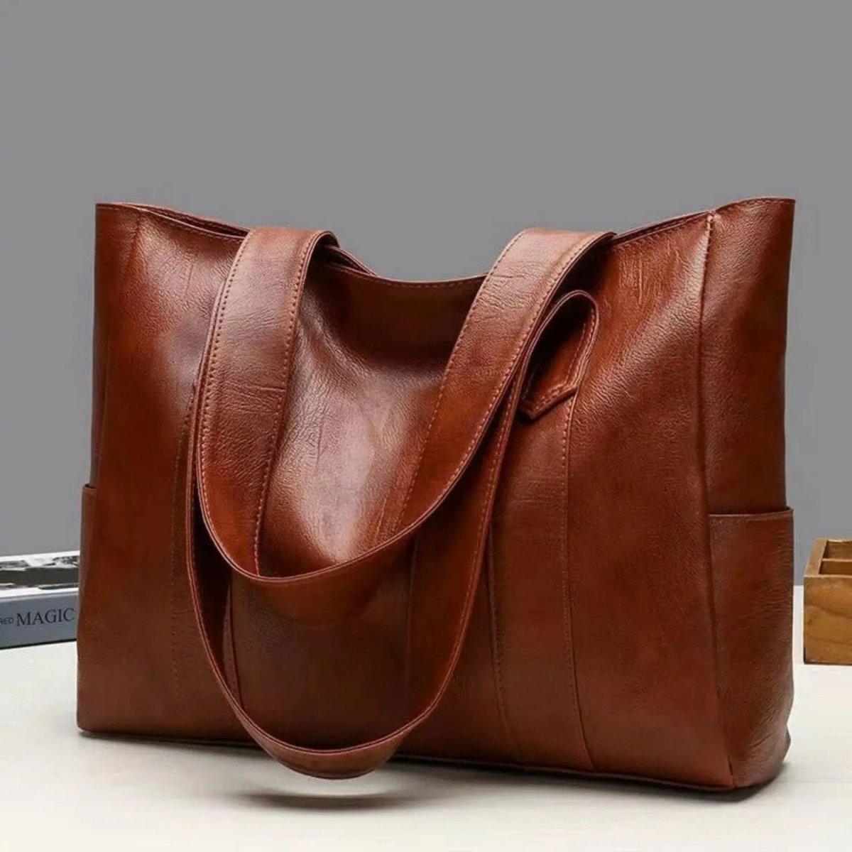 Elegante Leren Schoudertas met Retro Stijl en Gladde Oppervlak