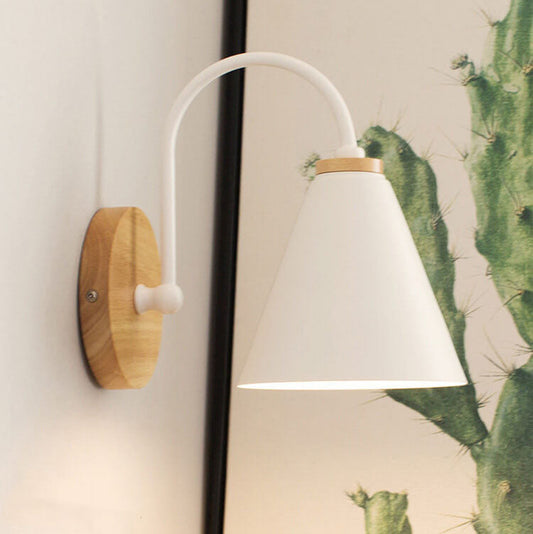 Cone Wandlamp met Houten Voet