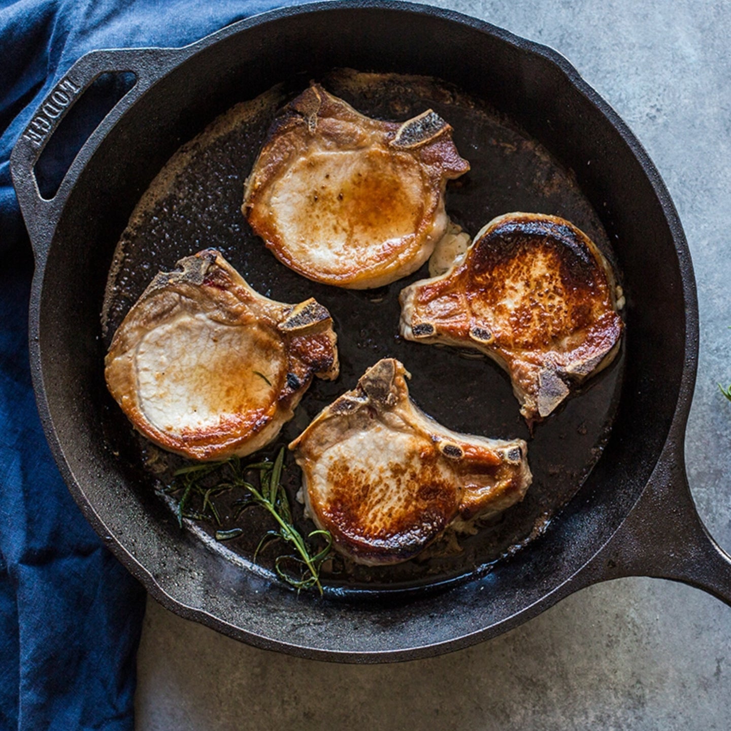 Non stick gietijzeren koekenpan met gietlip