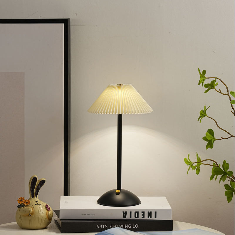 Contemporary Scandinavische Oplaadbare IJzeren Stof Conische Plissé 1-Licht Tafellamp Voor Bedside