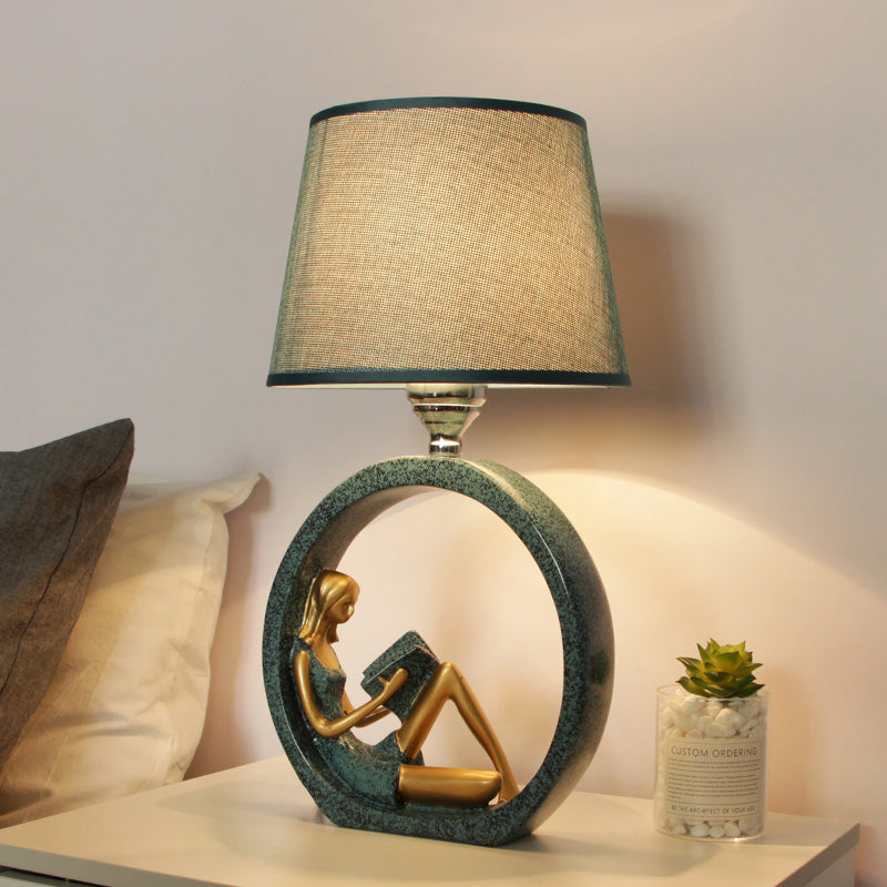 Moderne Meisje Lezende Hars Nachtlamp 1-Licht Tafelstand Verlichting met Tapijten Stoffen Schaduw in Blauw