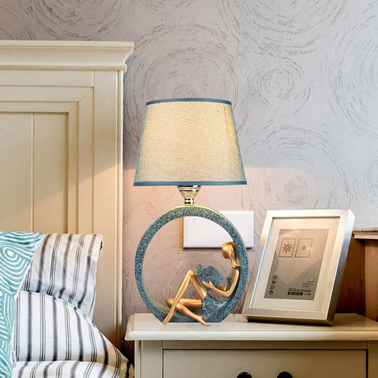 Moderne Meisje Lezende Hars Nachtlamp 1-Licht Tafelstand Verlichting met Tapijten Stoffen Schaduw in Blauw