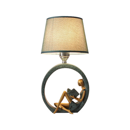 Moderne Meisje Lezende Hars Nachtlamp 1-Licht Tafelstand Verlichting met Tapijten Stoffen Schaduw in Blauw