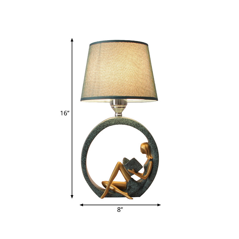 Moderne Meisje Lezende Hars Nachtlamp 1-Licht Tafelstand Verlichting met Tapijten Stoffen Schaduw in Blauw