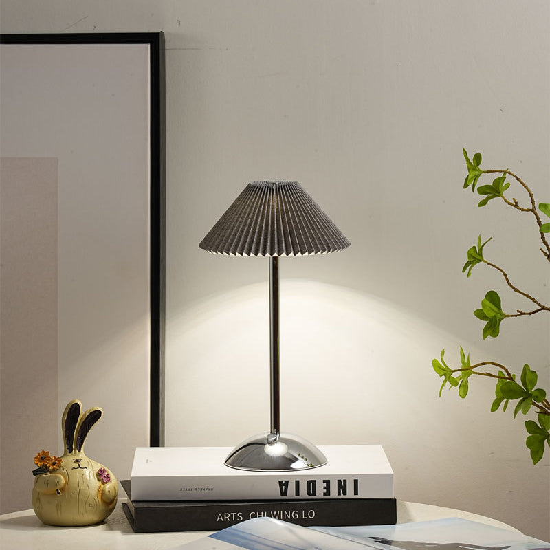 Contemporary Scandinavische Oplaadbare IJzeren Stof Conische Plissé 1-Licht Tafellamp Voor Bedside