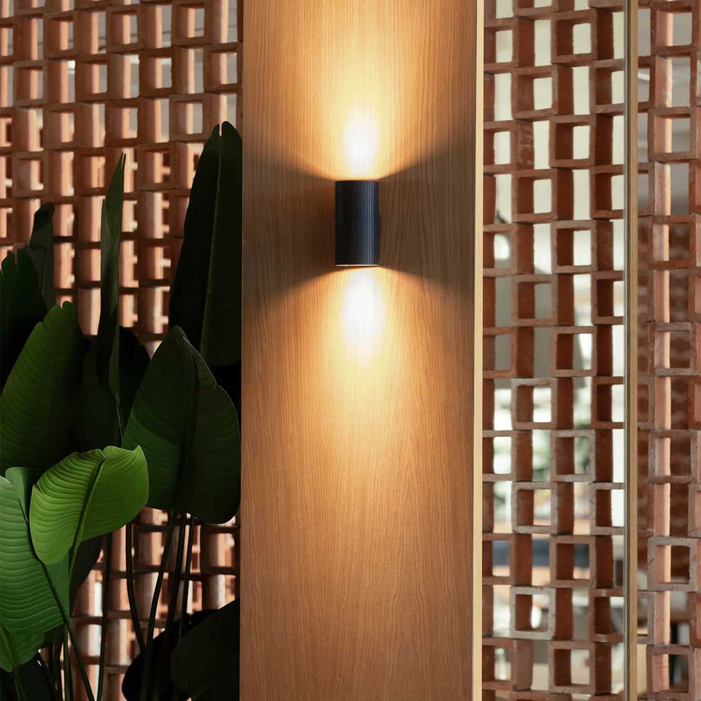 Sole - Geribbelde wandlamp van staal voor de gang