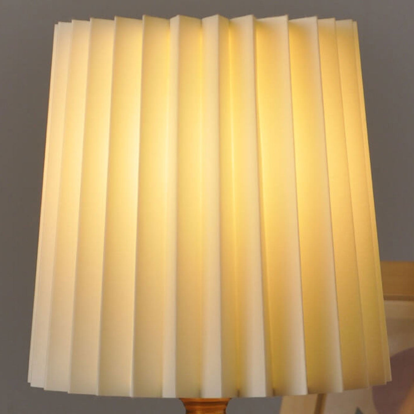 Vintage Koreaanse Geplooide Kolom Massief Houten Basis 1-Lichts Tafellamp