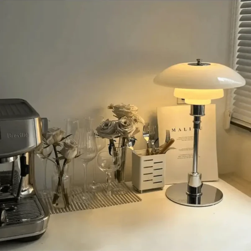 Design Tafellamp met Glazen Kap – Sfeervol Licht en Minimalistische Elegantie