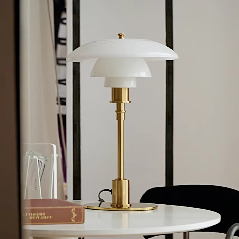 Design Tafellamp met Glazen Kap – Sfeervol Licht en Minimalistische Elegantie