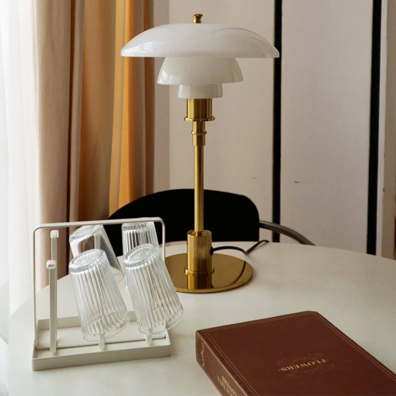 Design Tafellamp met Glazen Kap – Sfeervol Licht en Minimalistische Elegantie