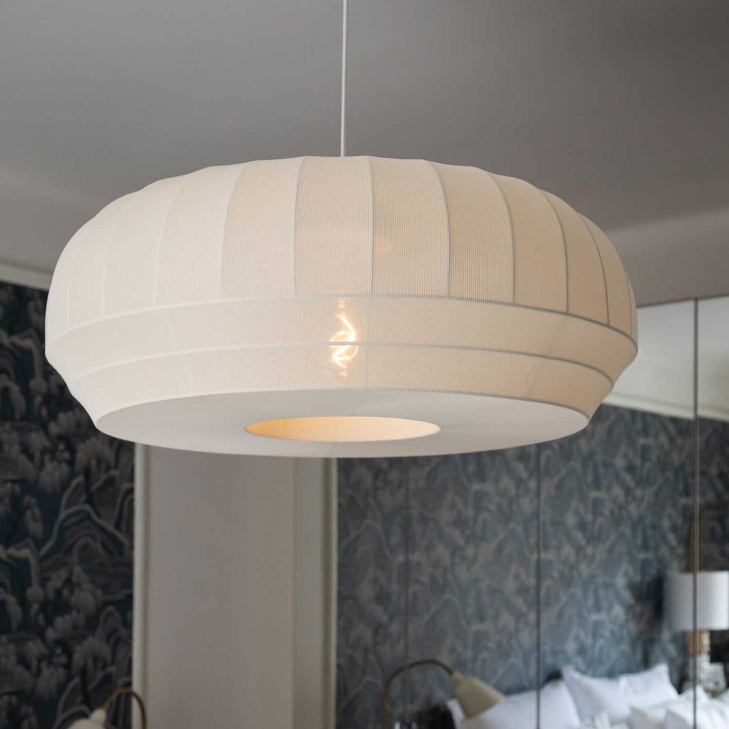 Tradition - Witte stoffen hanglamp in Japandi-stijl, ontwerp door een designer