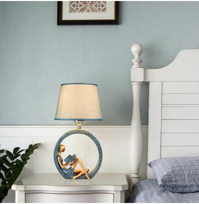 Moderne Meisje Lezende Hars Nachtlamp 1-Licht Tafelstand Verlichting met Tapijten Stoffen Schaduw in Blauw