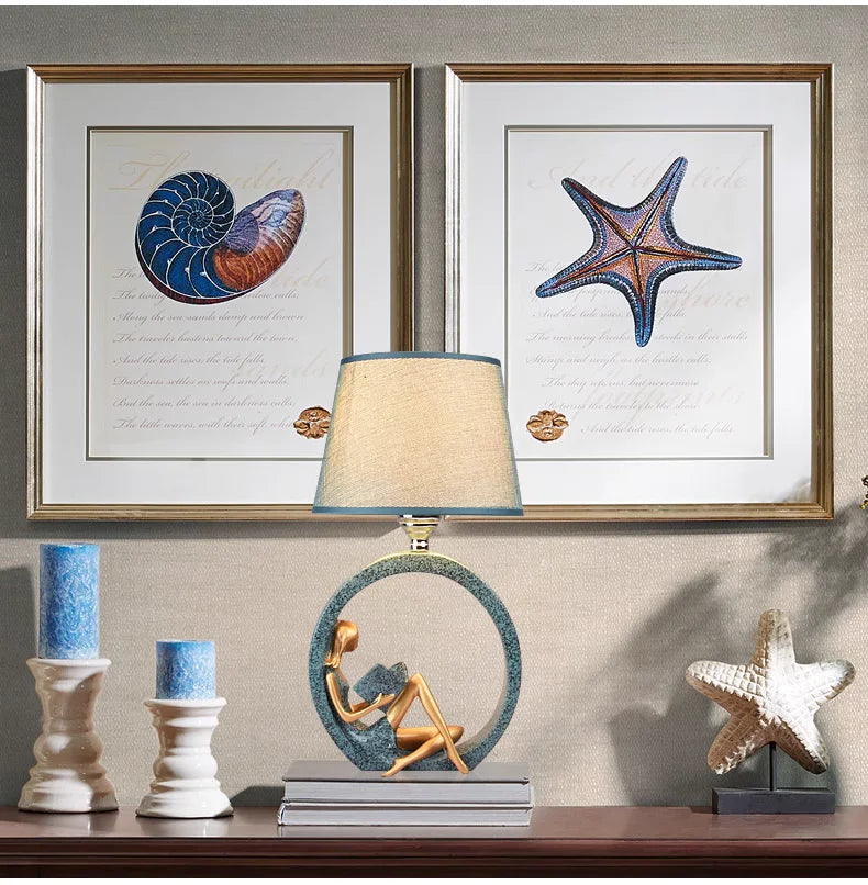 Moderne Meisje Lezende Hars Nachtlamp 1-Licht Tafelstand Verlichting met Tapijten Stoffen Schaduw in Blauw