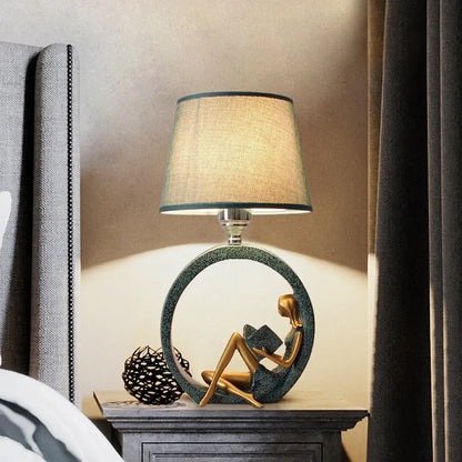 Moderne Meisje Lezende Hars Nachtlamp 1-Licht Tafelstand Verlichting met Tapijten Stoffen Schaduw in Blauw