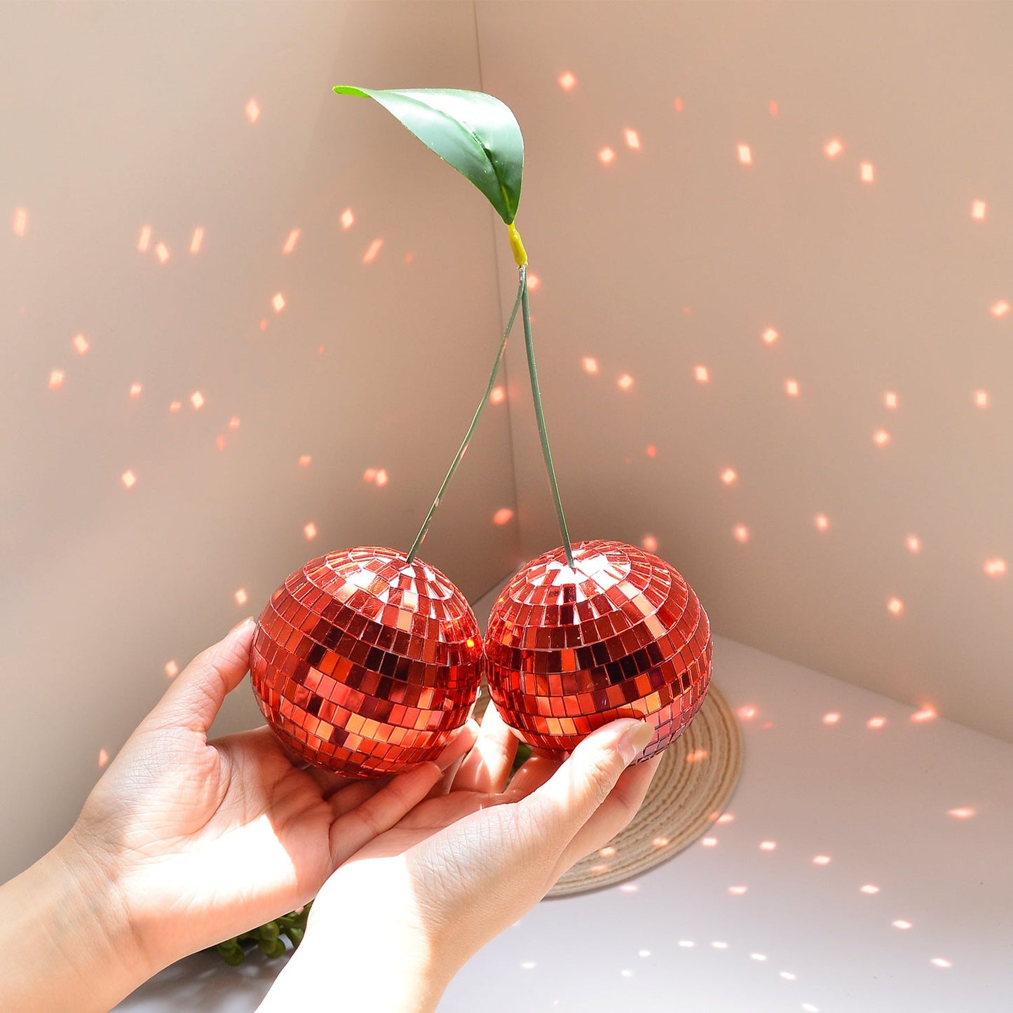 Lunar Cherry Disco Ballen