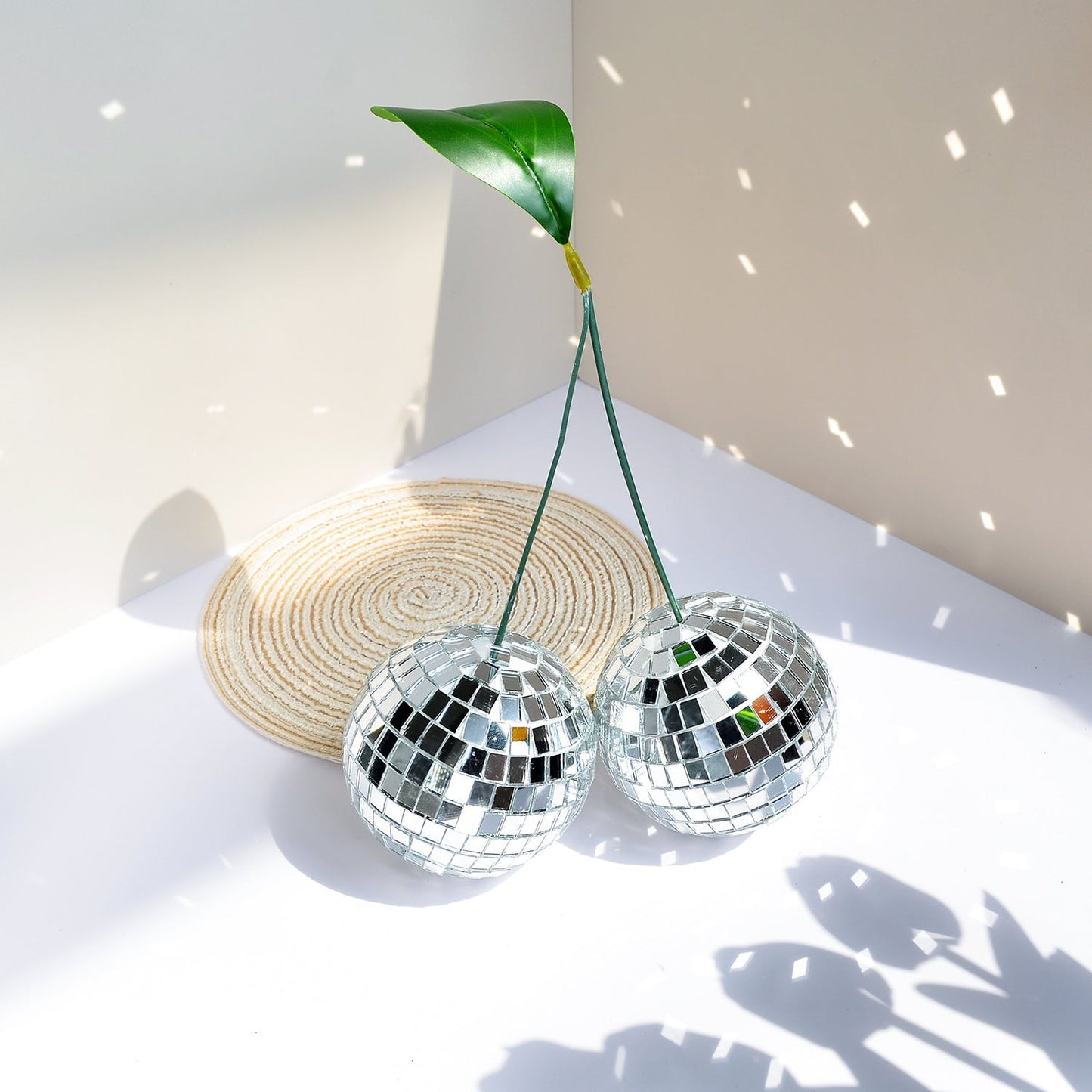 Lunar Cherry Disco Ballen