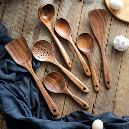Houten keukengerei voor in de keuken met keukengereihouder