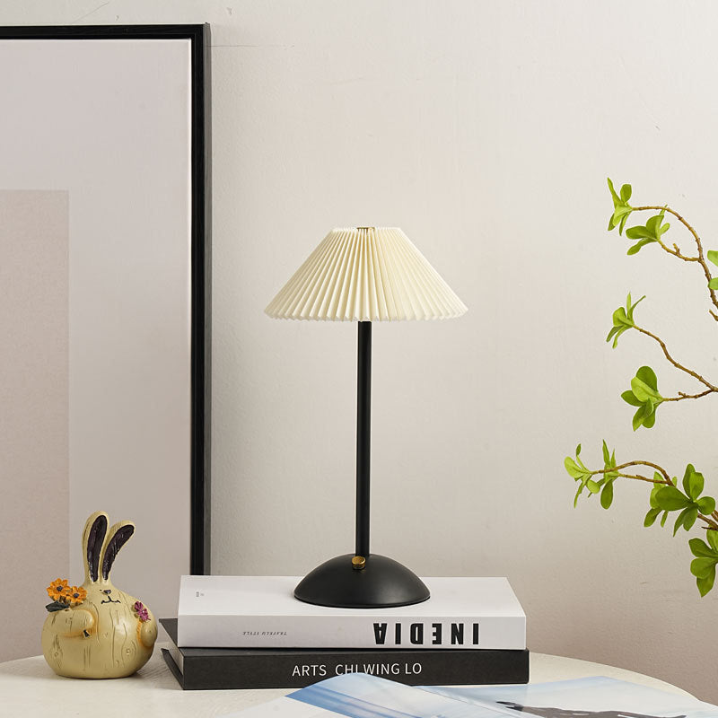 Contemporary Scandinavische Oplaadbare IJzeren Stof Conische Plissé 1-Licht Tafellamp Voor Bedside