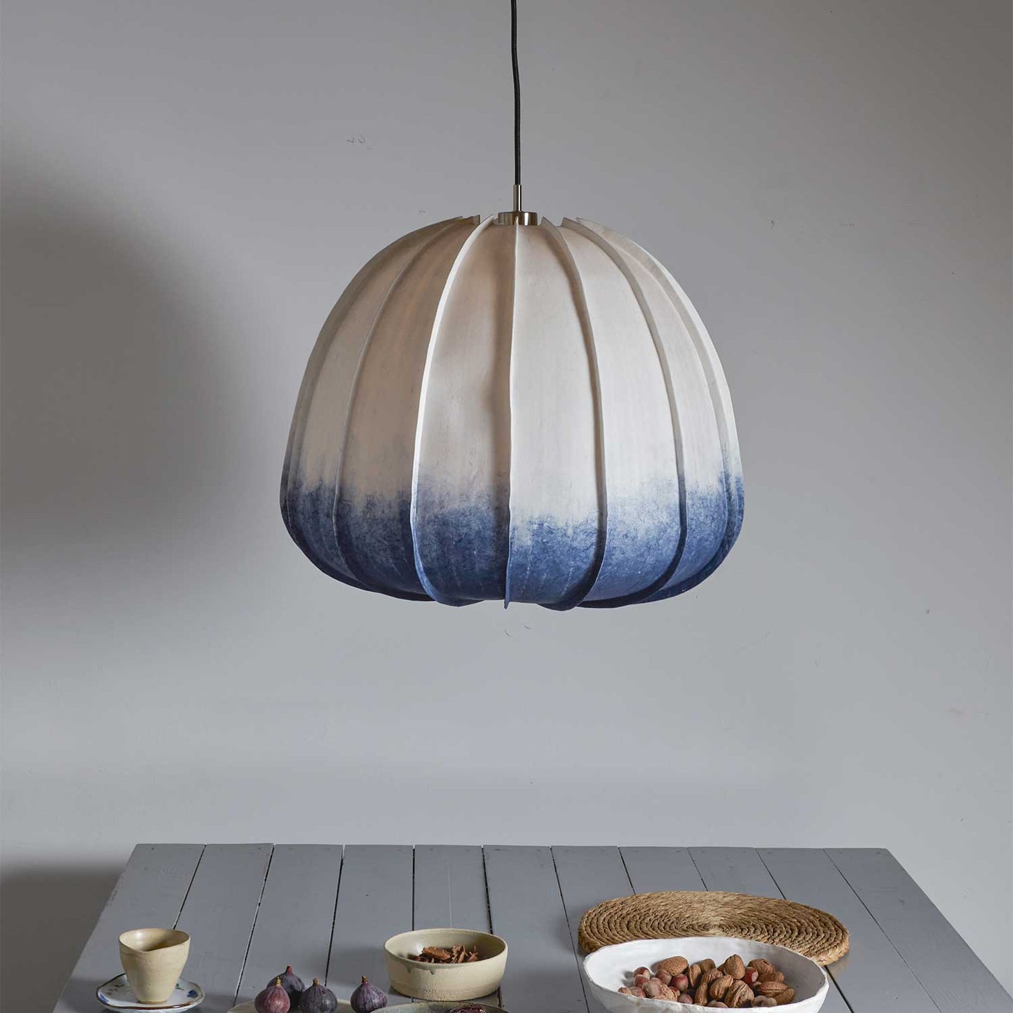 Hanglamp van witte papierfysalis in Japandi-stijl