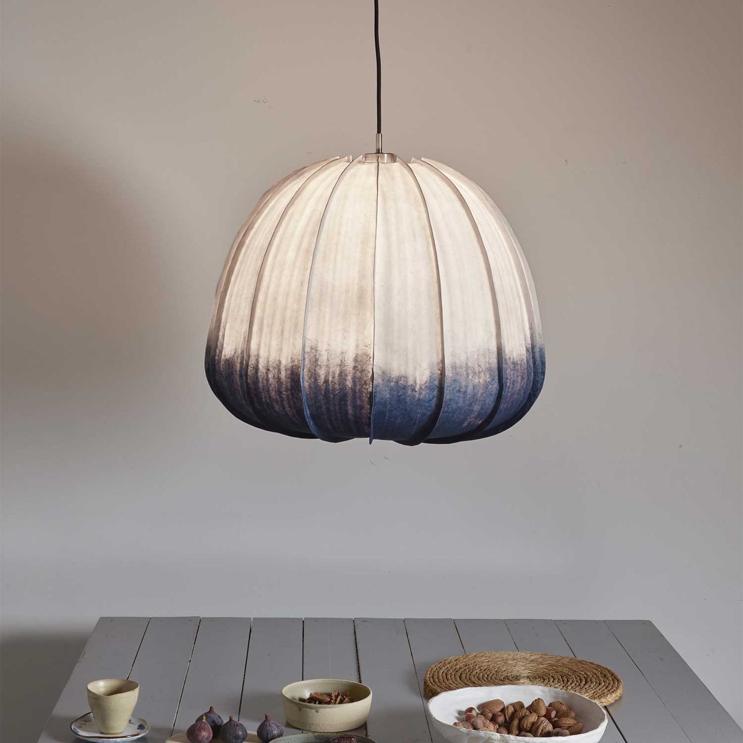 Hanglamp van witte papierfysalis in Japandi-stijl