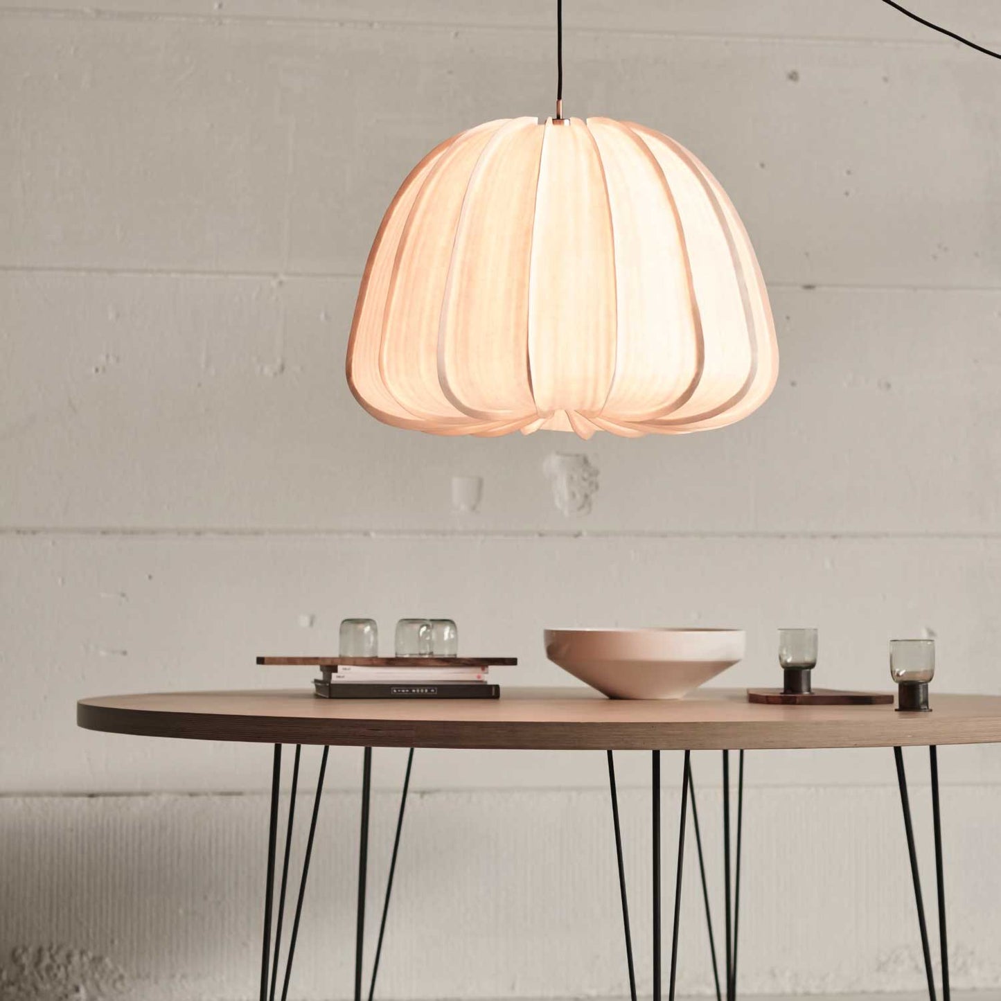 Hanglamp van witte papierfysalis in Japandi-stijl