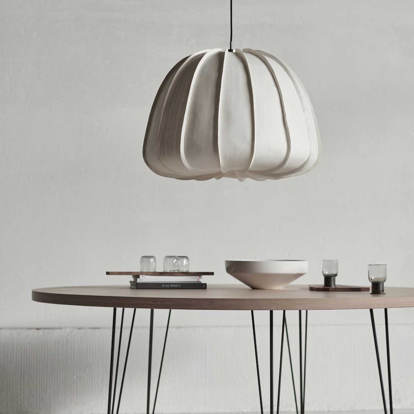 Hanglamp van witte papierfysalis in Japandi-stijl