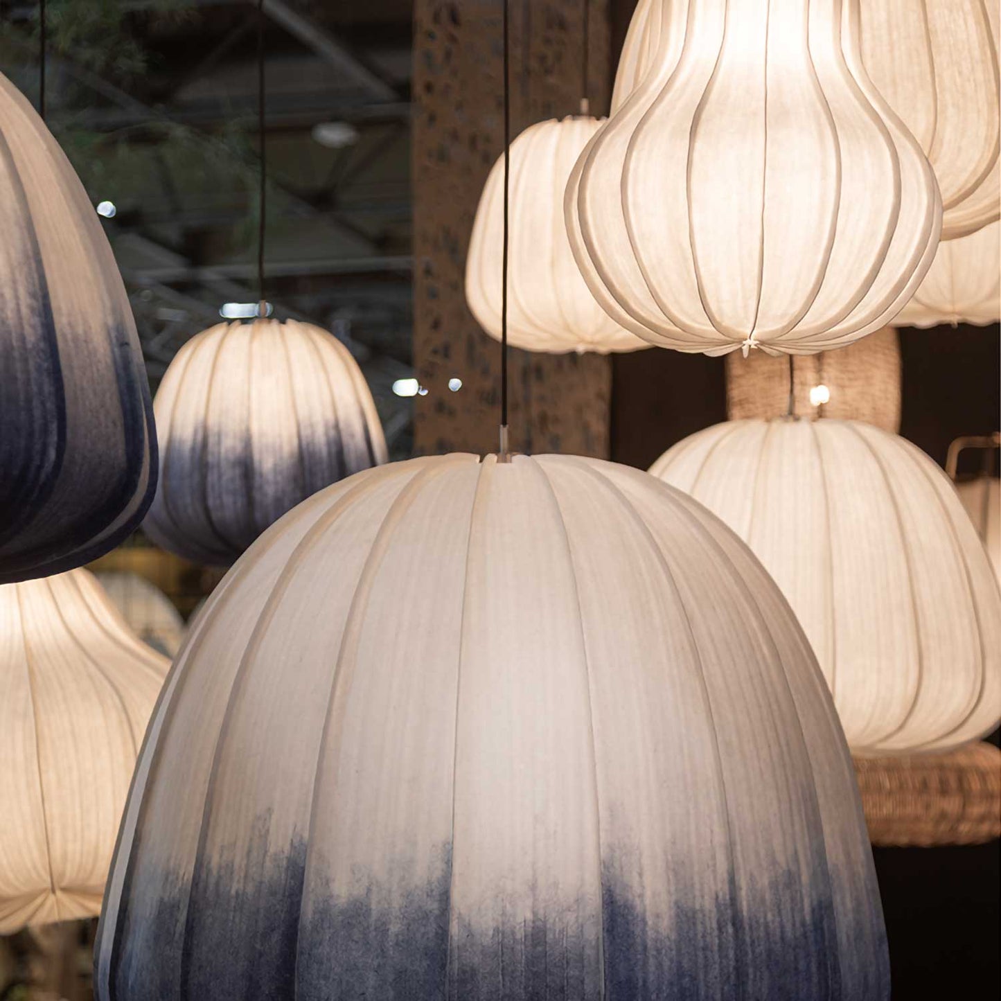 Hanglamp van witte papierfysalis in Japandi-stijl