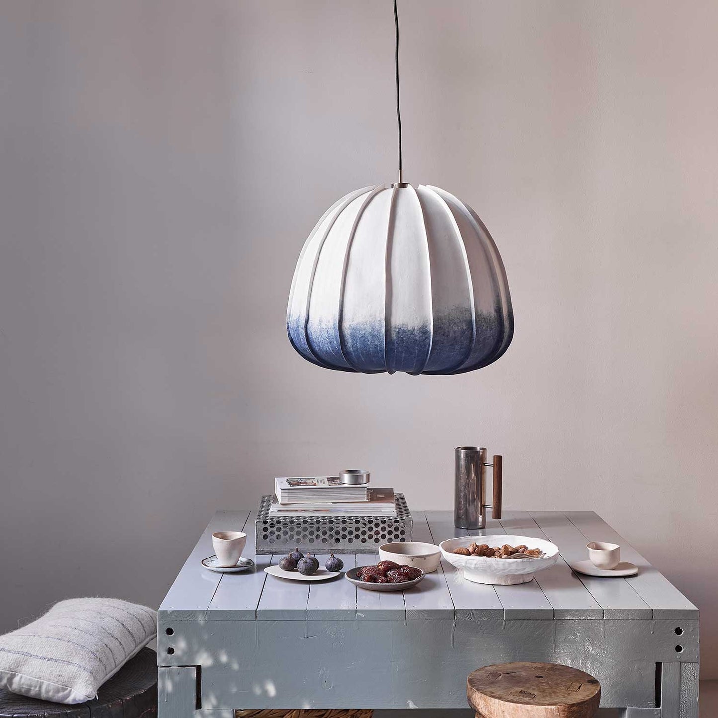 Hanglamp van witte papierfysalis in Japandi-stijl