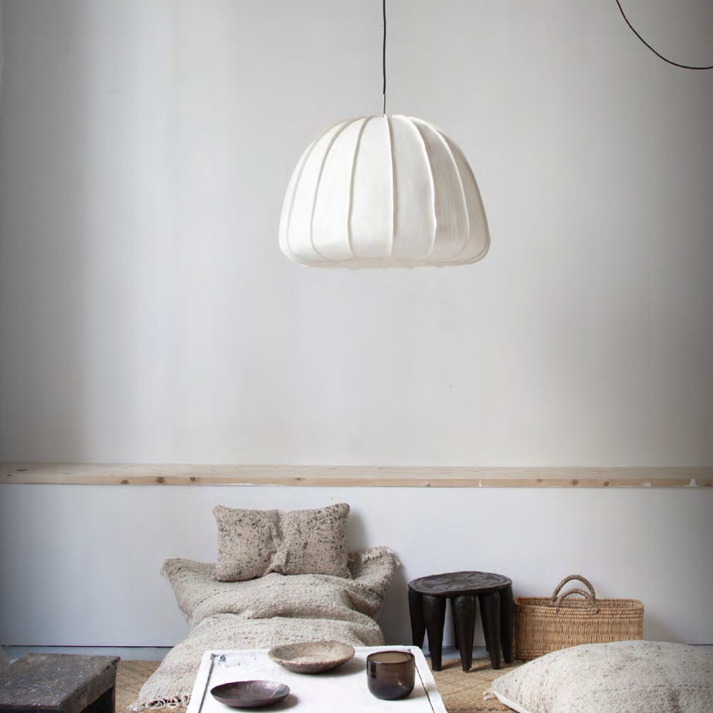 Hanglamp van witte papierfysalis in Japandi-stijl