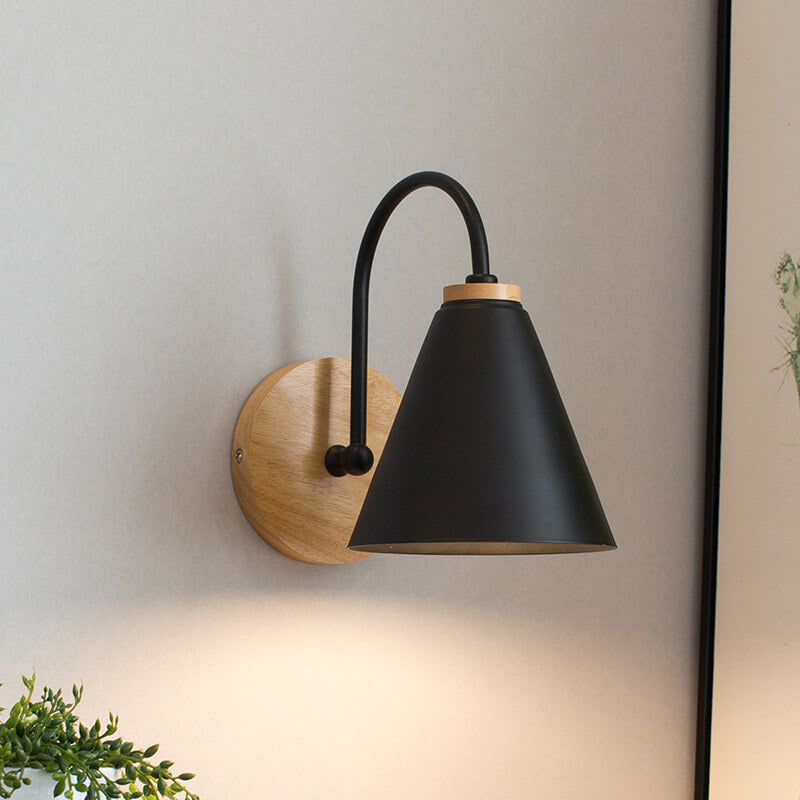 Cone Wandlamp met Houten Voet