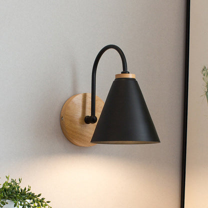 Cone Wandlamp met Houten Voet
