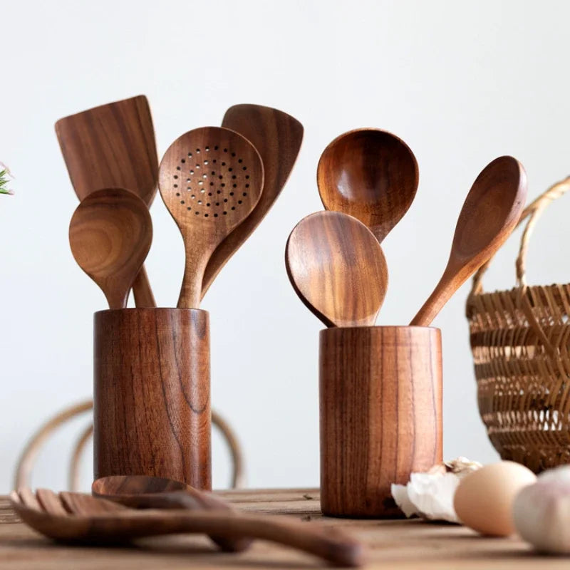 Houten keukengerei voor in de keuken met keukengereihouder