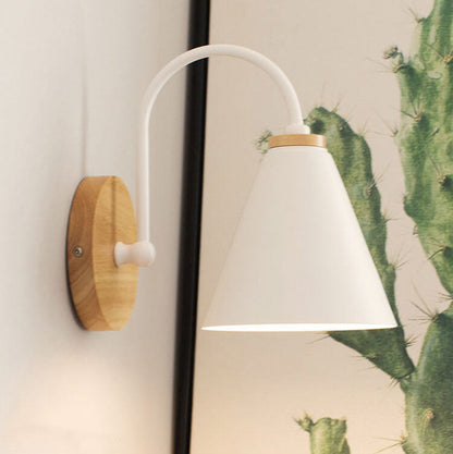 Cone Wandlamp met Houten Voet