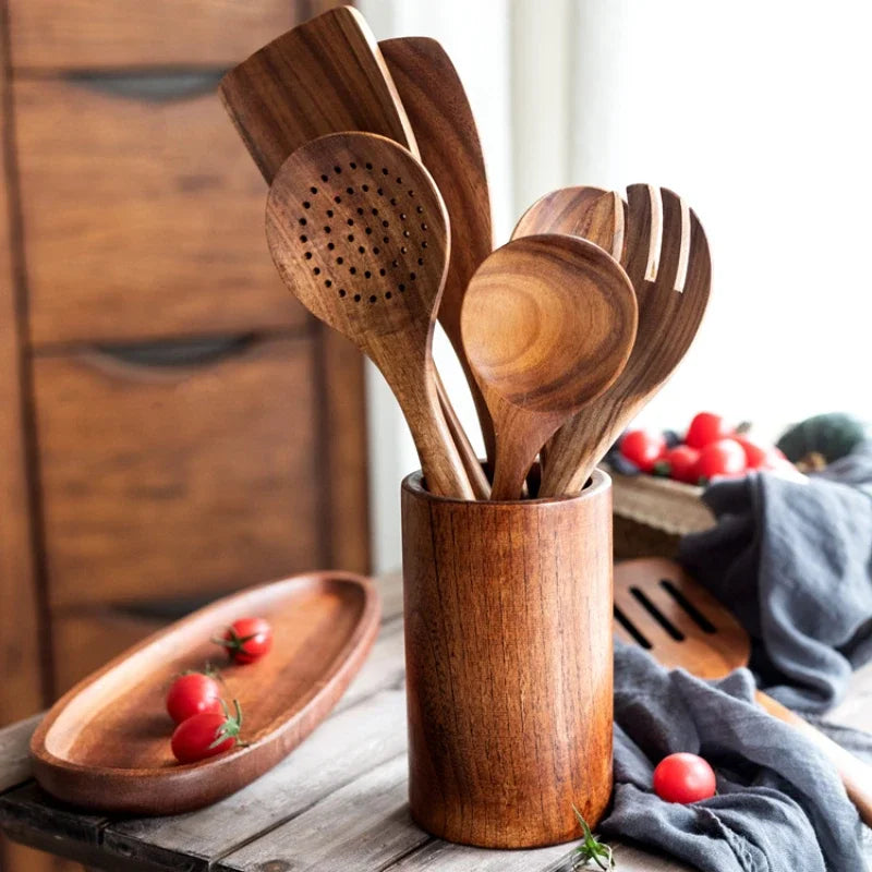 Houten keukengerei voor in de keuken met keukengereihouder