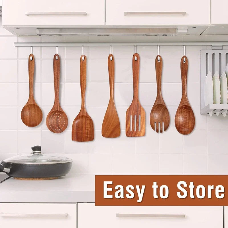 Houten keukengerei voor in de keuken met keukengereihouder